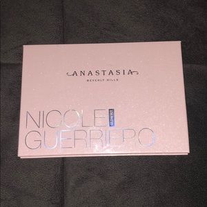 Anastasia Beverley Hills Nicole Guerrero glow kit
